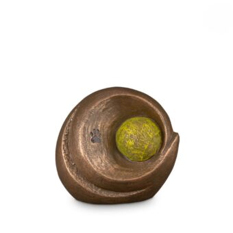 Hondenurn met tennisbal