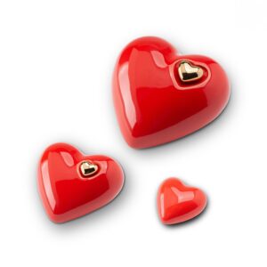 Keramische rode urn in de vorm van een hart