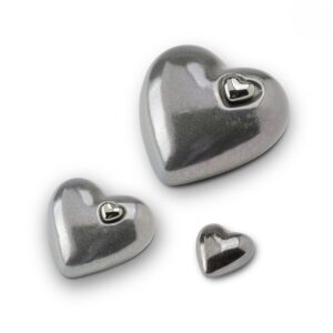Keramische zilverkleurige urn in de vorm van een hart