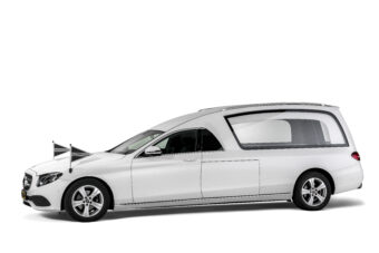 Rouwauto Mercedes wit