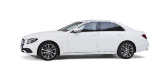 Volgauto Mercedes wit 4 personen