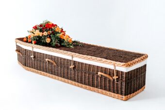 Bruine rieten uitvaartmand